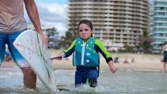 A-small-surfer-makes-big-waves