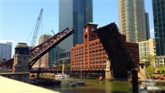 Chicagos-Clark-Street-bridge-iPhone-time-lapse