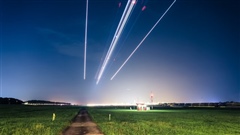 Airplanes-Look-Like-Epic-Shooting-Stars-in-The-Air-Traffic-2